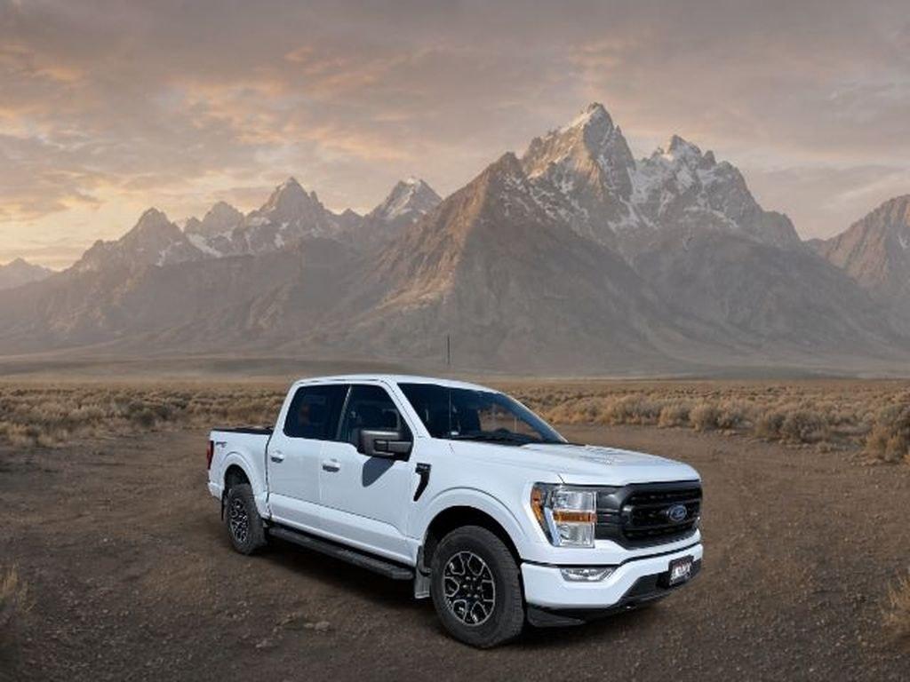 2022 Oxford White /Black w/Medium Dark Slate Ford F-150 XLT (1FTEW1EP2NK) with an V6, 2.7L engine, 10-speed automatic transmission, located at 1175 N Woodruff Ave, Idaho Falls, ID, 83401, 43.506901, -111.999657 - <b>Vehicle Details</b><br>At Timberline Auto, finding a great deal on your next vehicle is always easy! Our experienced sales staff goal is to help find you the right vehicle at the right price! Our knowledgeable finance department has options for almost any credit score. We offer extended servic- Photo#7