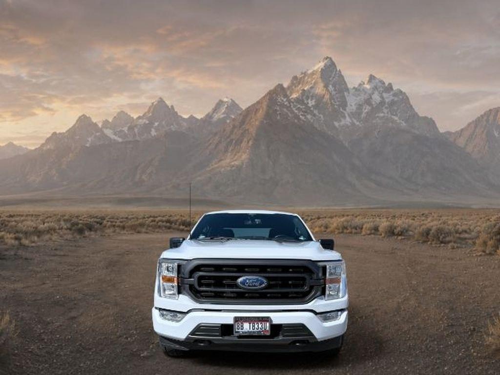 2022 Oxford White /Black w/Medium Dark Slate Ford F-150 XLT (1FTEW1EP2NK) with an V6, 2.7L engine, 10-speed automatic transmission, located at 1175 N Woodruff Ave, Idaho Falls, ID, 83401, 43.506901, -111.999657 - <b>Vehicle Details</b><br>At Timberline Auto, finding a great deal on your next vehicle is always easy! Our experienced sales staff goal is to help find you the right vehicle at the right price! Our knowledgeable finance department has options for almost any credit score. We offer extended servic- Photo#8