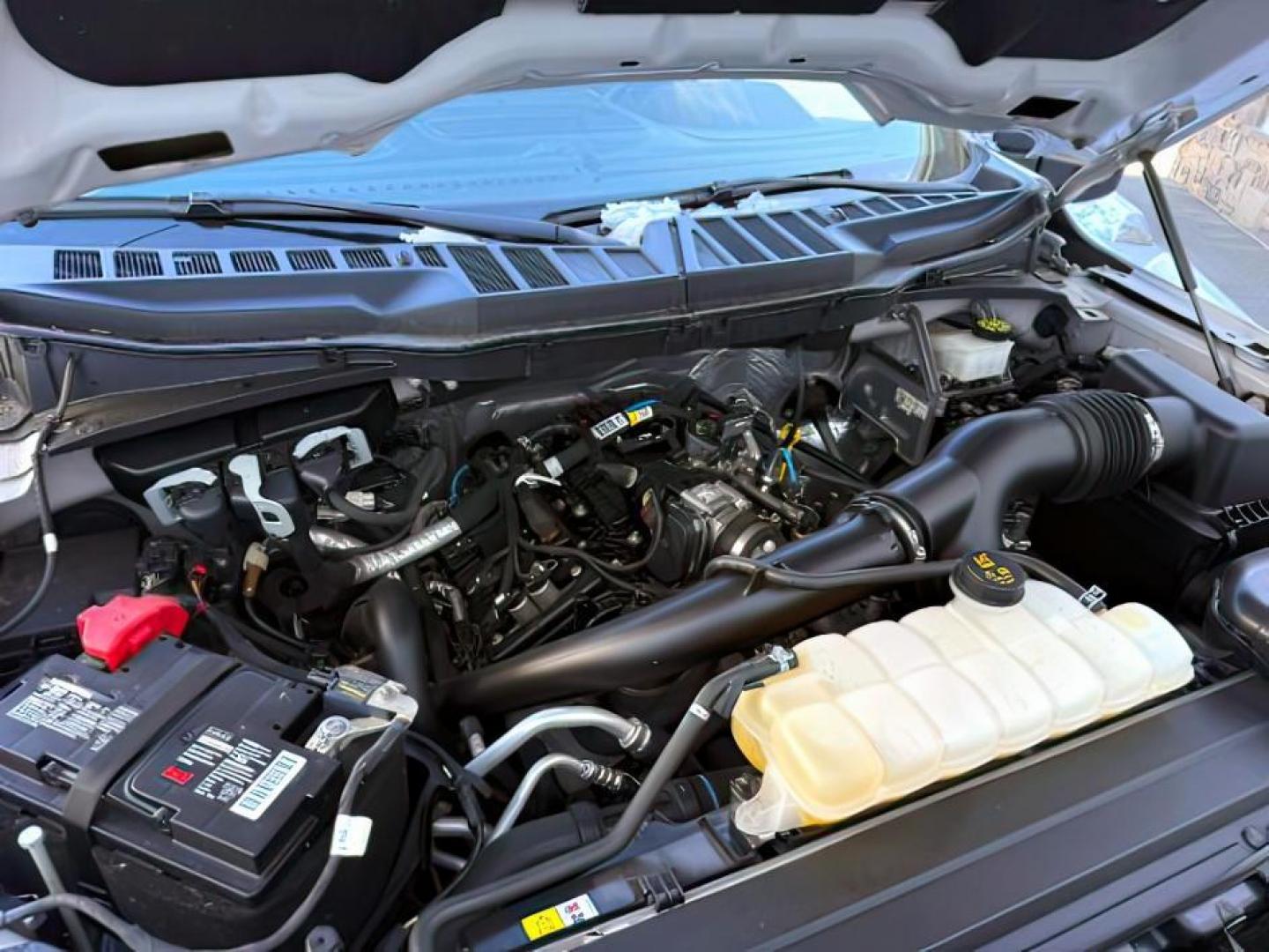 2022 WHITE /Black w/Medium Dark Slate Ford F-150 (1FTEW1EP2NK) with an EcoBoost 27L V-6 portdirect injection engine, Automatic transmission, located at 1175 N Woodruff Ave, Idaho Falls, ID, 83401, 43.506901, -111.999657 - At Timberline Auto, finding a great deal on your next vehicle is always easy! Our experienced sales staff's goal is to help find you the right vehicle at the right price! Our knowledgeable finance department has options for almost any credit score. We offer extended service contract options to prote - Photo#25