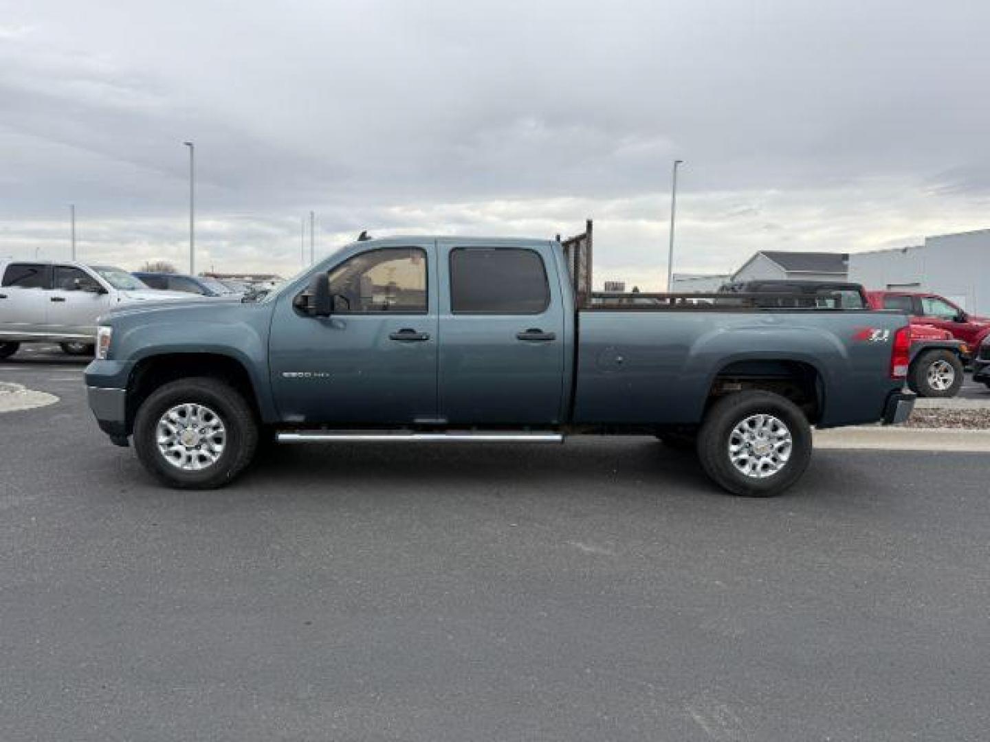 2011 BLUE /Ebony GMC Sierra 2500HD SLE (1GT120C8XBF) with an Duramax 6.6L V-8 diesel direct injection engine, AUTOMATIC transmission, located at 1235 N Woodruff Ave., Idaho Falls, 83401, (208) 523-1053, 43.507172, -112.000488 - At Timberline Auto, finding a great deal on your next vehicle is always easy! Our experienced sales staff's goal is to help find you the right vehicle at the right price! Our knowledgeable finance department has options for almost any credit score. We offer extended service contract options to prote - Photo#0
