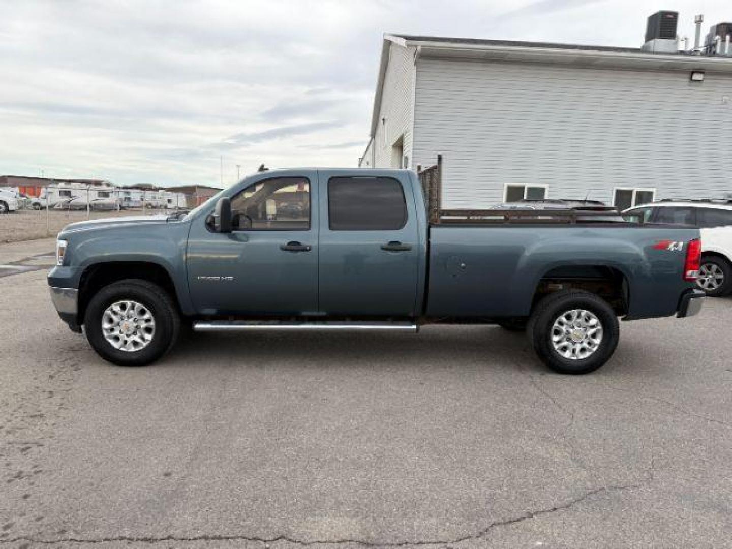 2011 BLUE /Ebony GMC Sierra 2500HD (1GT120C8XBF) with an Duramax 66L V-8 diesel direct injection engine, Automatic transmission, located at 1175 N Woodruff Ave, Idaho Falls, ID, 83401, 43.506901, -111.999657 - At Timberline Auto, finding a great deal on your next vehicle is always easy! Our experienced sales staff's goal is to help find you the right vehicle at the right price! Our knowledgeable finance department has options for almost any credit score. We offer extended service contract options to prote - Photo#20