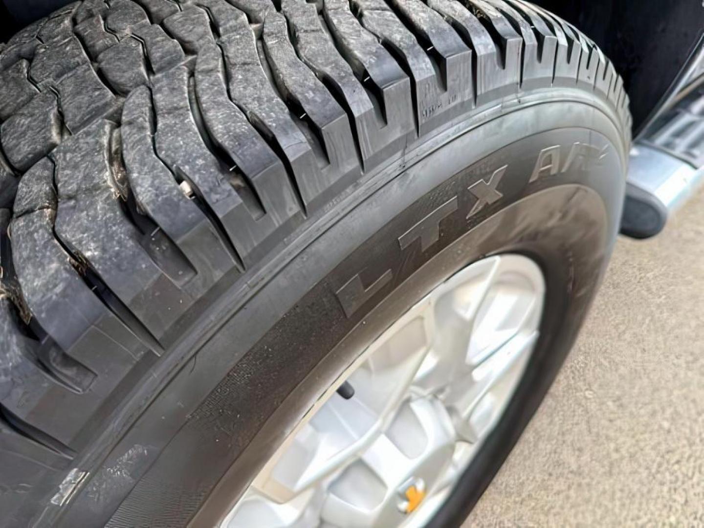 2011 BLUE /Ebony GMC Sierra 2500HD (1GT120C8XBF) with an Duramax 66L V-8 diesel direct injection engine, Automatic transmission, located at 1175 N Woodruff Ave, Idaho Falls, ID, 83401, 43.506901, -111.999657 - At Timberline Auto, finding a great deal on your next vehicle is always easy! Our experienced sales staff's goal is to help find you the right vehicle at the right price! Our knowledgeable finance department has options for almost any credit score. We offer extended service contract options to prote - Photo#8