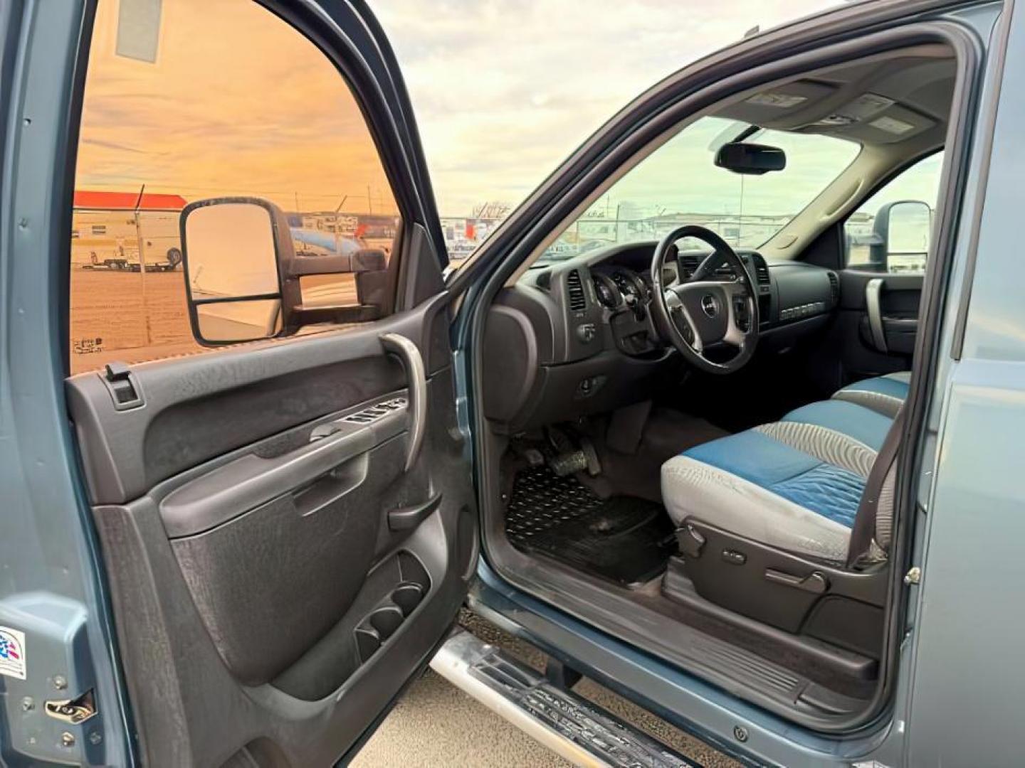 2011 BLUE /Ebony GMC Sierra 2500HD (1GT120C8XBF) with an Duramax 66L V-8 diesel direct injection engine, Automatic transmission, located at 1175 N Woodruff Ave, Idaho Falls, ID, 83401, 43.506901, -111.999657 - At Timberline Auto, finding a great deal on your next vehicle is always easy! Our experienced sales staff's goal is to help find you the right vehicle at the right price! Our knowledgeable finance department has options for almost any credit score. We offer extended service contract options to prote - Photo#9