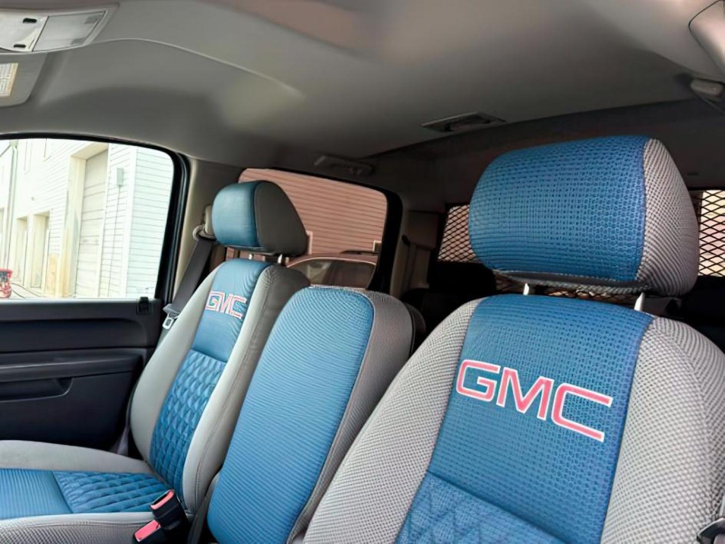 2011 BLUE /Ebony GMC Sierra 2500HD (1GT120C8XBF) with an Duramax 66L V-8 diesel direct injection engine, Automatic transmission, located at 1175 N Woodruff Ave, Idaho Falls, ID, 83401, 43.506901, -111.999657 - At Timberline Auto, finding a great deal on your next vehicle is always easy! Our experienced sales staff's goal is to help find you the right vehicle at the right price! Our knowledgeable finance department has options for almost any credit score. We offer extended service contract options to prote - Photo#15