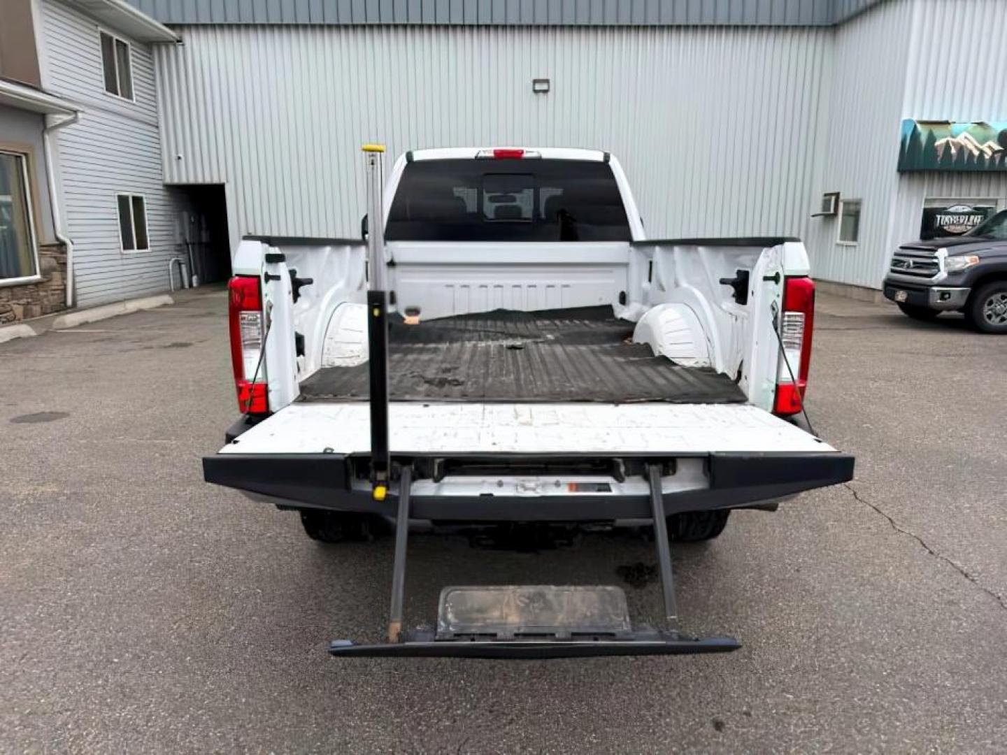 2019 WHITE /Black Ford F-250 (1FT7W2BT8KE) with an Powerstroke 67L V-8 diesel direct injection engine, Automatic transmission, located at 1175 N Woodruff Ave, Idaho Falls, ID, 83401, 43.506901, -111.999657 - At Timberline Auto, finding a great deal on your next vehicle is always easy! Our experienced sales staff's goal is to help find you the right vehicle at the right price! Our knowledgeable finance department has options for almost any credit score. We offer extended service contract options to prote - Photo#5