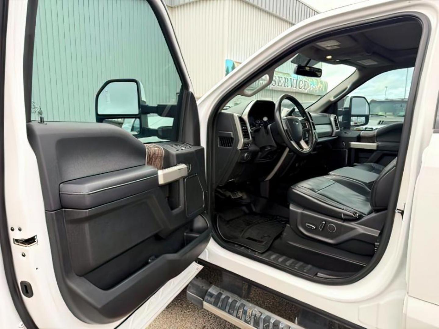 2019 WHITE /Black Ford F-250 (1FT7W2BT8KE) with an Powerstroke 67L V-8 diesel direct injection engine, Automatic transmission, located at 1175 N Woodruff Ave, Idaho Falls, ID, 83401, 43.506901, -111.999657 - At Timberline Auto, finding a great deal on your next vehicle is always easy! Our experienced sales staff's goal is to help find you the right vehicle at the right price! Our knowledgeable finance department has options for almost any credit score. We offer extended service contract options to prote - Photo#11