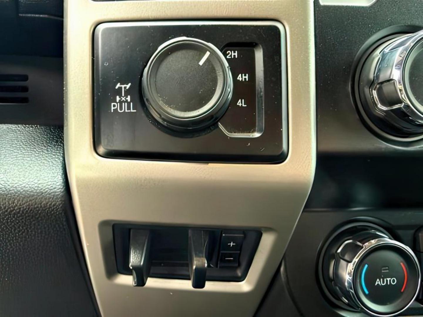 2019 WHITE /Black Ford F-250 (1FT7W2BT8KE) with an Powerstroke 67L V-8 diesel direct injection engine, Automatic transmission, located at 1175 N Woodruff Ave, Idaho Falls, ID, 83401, 43.506901, -111.999657 - At Timberline Auto, finding a great deal on your next vehicle is always easy! Our experienced sales staff's goal is to help find you the right vehicle at the right price! Our knowledgeable finance department has options for almost any credit score. We offer extended service contract options to prote - Photo#16