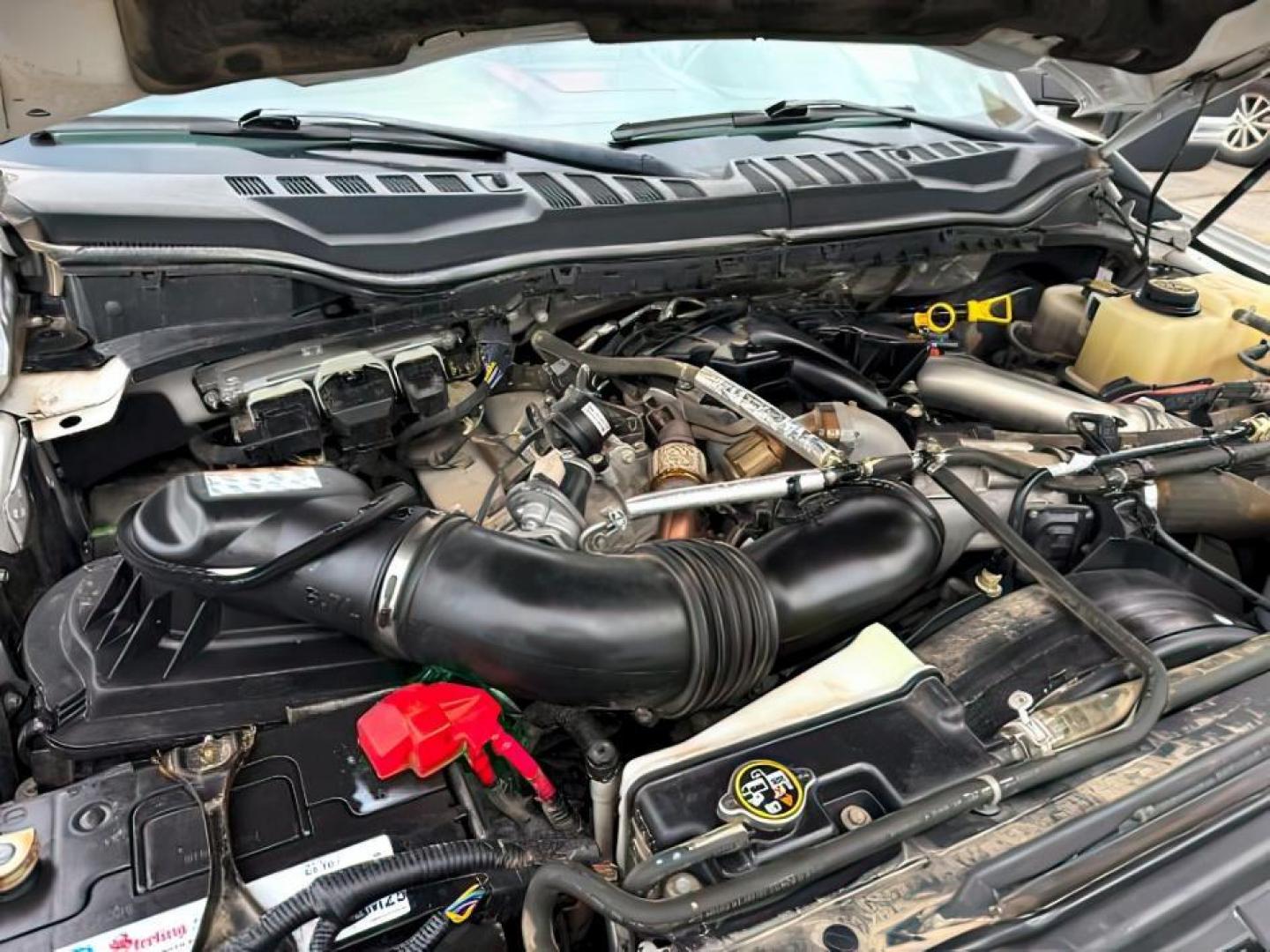 2019 WHITE /Black Ford F-250 (1FT7W2BT8KE) with an Powerstroke 67L V-8 diesel direct injection engine, Automatic transmission, located at 1175 N Woodruff Ave, Idaho Falls, ID, 83401, 43.506901, -111.999657 - At Timberline Auto, finding a great deal on your next vehicle is always easy! Our experienced sales staff's goal is to help find you the right vehicle at the right price! Our knowledgeable finance department has options for almost any credit score. We offer extended service contract options to prote - Photo#23