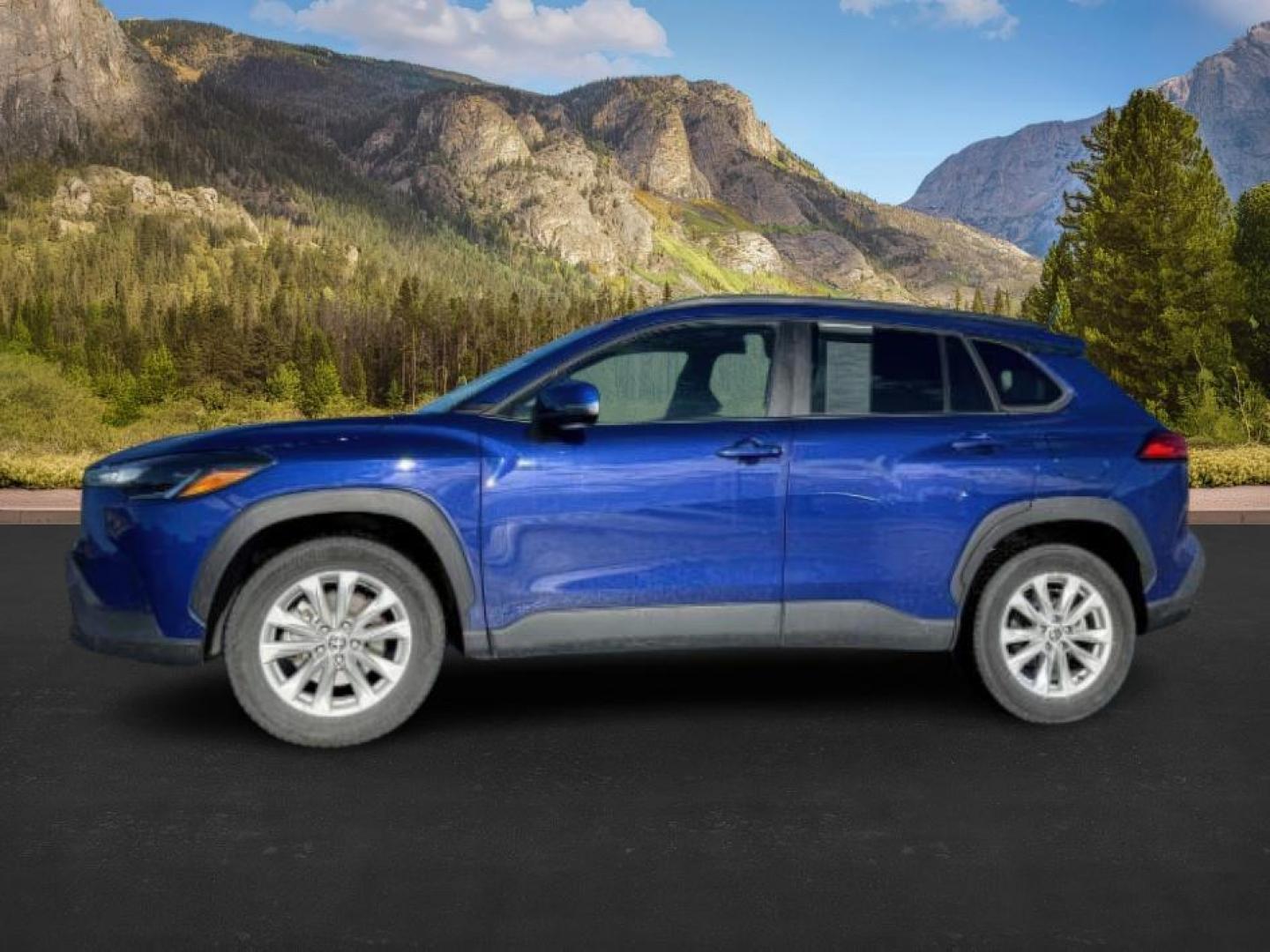 2022 Toyota Corolla Cross LE's photo