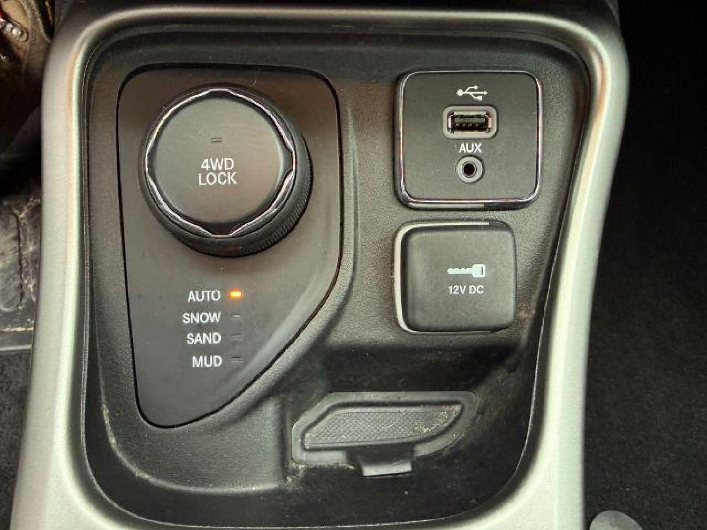 2018 WHITE /CLOTH Jeep Compass (3C4NJDBB6JT) with an 24L engine, Automatic transmission, located at 1175 N Woodruff Ave, Idaho Falls, ID, 83401, 43.506901, -111.999657 - At Timberline Auto, finding a great deal on your next vehicle is always easy! Our experienced sales staff's goal is to help find you the right vehicle at the right price! Our knowledgeable finance department has options for almost any credit score. We offer extended service contract options to prote - Photo#42