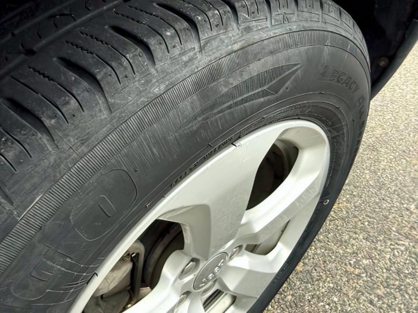 2018 WHITE /CLOTH Jeep Compass (3C4NJDBB6JT) with an 24L engine, Automatic transmission, located at 1175 N Woodruff Ave, Idaho Falls, ID, 83401, 43.506901, -111.999657 - At Timberline Auto, finding a great deal on your next vehicle is always easy! Our experienced sales staff's goal is to help find you the right vehicle at the right price! Our knowledgeable finance department has options for almost any credit score. We offer extended service contract options to prote - Photo#11