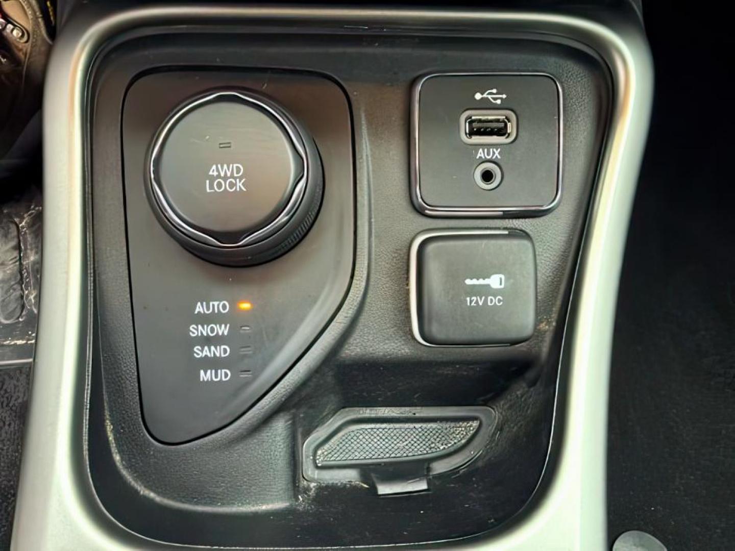 2018 WHITE /CLOTH Jeep Compass (3C4NJDBB6JT) with an 24L engine, Automatic transmission, located at 1175 N Woodruff Ave, Idaho Falls, ID, 83401, 43.506901, -111.999657 - At Timberline Auto, finding a great deal on your next vehicle is always easy! Our experienced sales staff's goal is to help find you the right vehicle at the right price! Our knowledgeable finance department has options for almost any credit score. We offer extended service contract options to prote - Photo#18