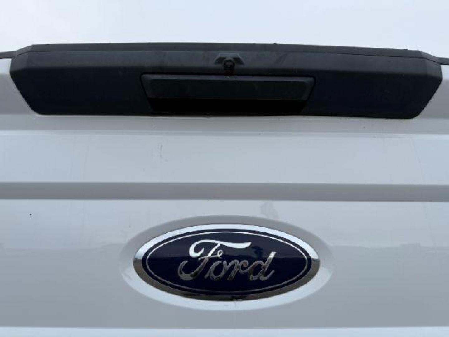 2018 WHITE /CLOTH Ford Super Duty F-350 SRW (1FT8W3B65JE) with an 62 V8 engine, Automatic transmission, located at 1175 N Woodruff Ave, Idaho Falls, ID, 83401, 43.506901, -111.999657 - At Timberline Auto, finding a great deal on your next vehicle is always easy! Our experienced sales staff's goal is to help find you the right vehicle at the right price! Our knowledgeable finance department has options for almost any credit score. We offer extended service contract options to prote - Photo#5