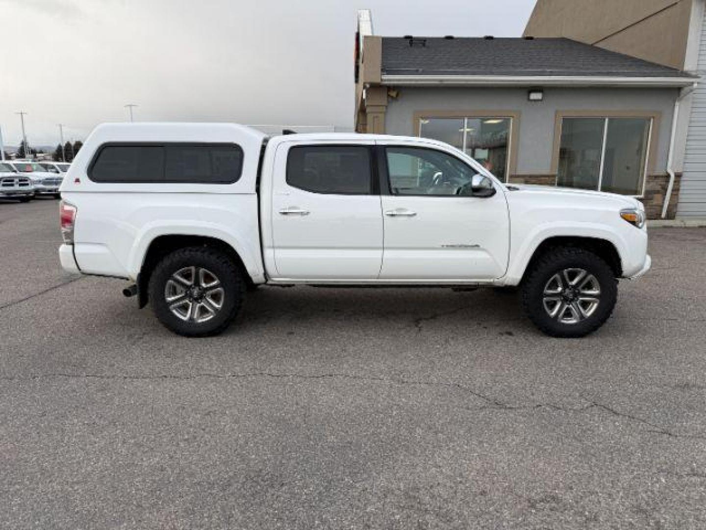 2019 WHITE /CLOTH Toyota Tacoma (3TMGZ5AN7KM) with an 35L V-6 portdirect injection engine, Automatic transmission, located at 1175 N Woodruff Ave, Idaho Falls, ID, 83401, 43.506901, -111.999657 - At Timberline Auto, finding a great deal on your next vehicle is always easy! Our experienced sales staff's goal is to help find you the right vehicle at the right price! Our knowledgeable finance department has options for almost any credit score. We offer extended service contract options to prote - Photo#7