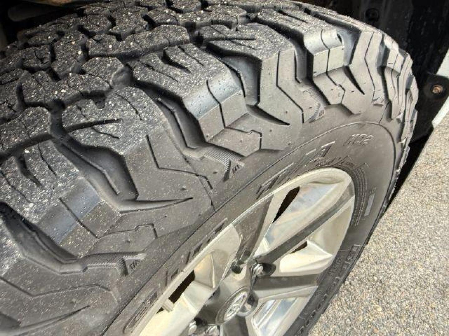 2019 WHITE /CLOTH Toyota Tacoma (3TMGZ5AN7KM) with an 35L V-6 portdirect injection engine, Automatic transmission, located at 1175 N Woodruff Ave, Idaho Falls, ID, 83401, 43.506901, -111.999657 - At Timberline Auto, finding a great deal on your next vehicle is always easy! Our experienced sales staff's goal is to help find you the right vehicle at the right price! Our knowledgeable finance department has options for almost any credit score. We offer extended service contract options to prote - Photo#10