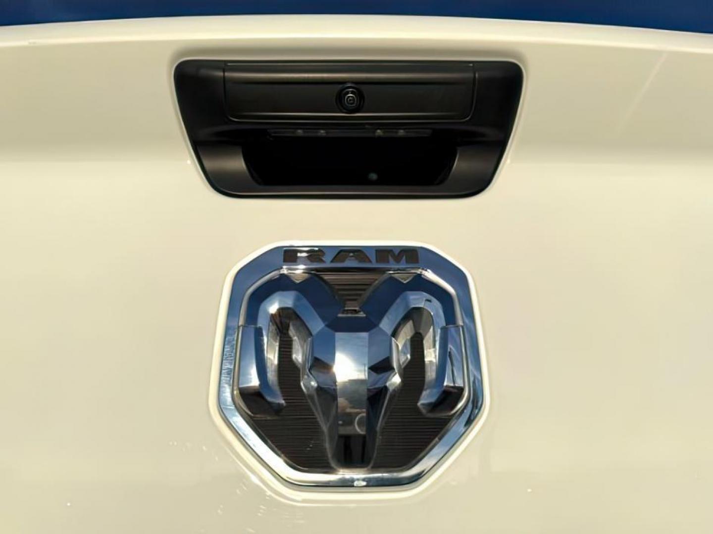 2022 WHITE /Black Ram 2500 (3C6UR5CL6NG) with an Cummins 67L I-6 diesel direct injection engine, Automatic transmission, located at 1175 N Woodruff Ave, Idaho Falls, ID, 83401, 43.506901, -111.999657 - At Timberline Auto, finding a great deal on your next vehicle is always easy! Our experienced sales staff's goal is to help find you the right vehicle at the right price! Our knowledgeable finance department has options for almost any credit score. We offer extended service contract options to prote - Photo#4