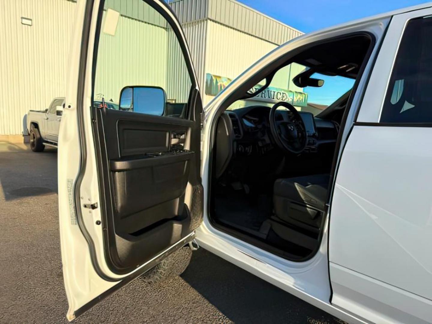 2022 WHITE /Black Ram 2500 (3C6UR5CL6NG) with an Cummins 67L I-6 diesel direct injection engine, Automatic transmission, located at 1175 N Woodruff Ave, Idaho Falls, ID, 83401, 43.506901, -111.999657 - At Timberline Auto, finding a great deal on your next vehicle is always easy! Our experienced sales staff's goal is to help find you the right vehicle at the right price! Our knowledgeable finance department has options for almost any credit score. We offer extended service contract options to prote - Photo#12