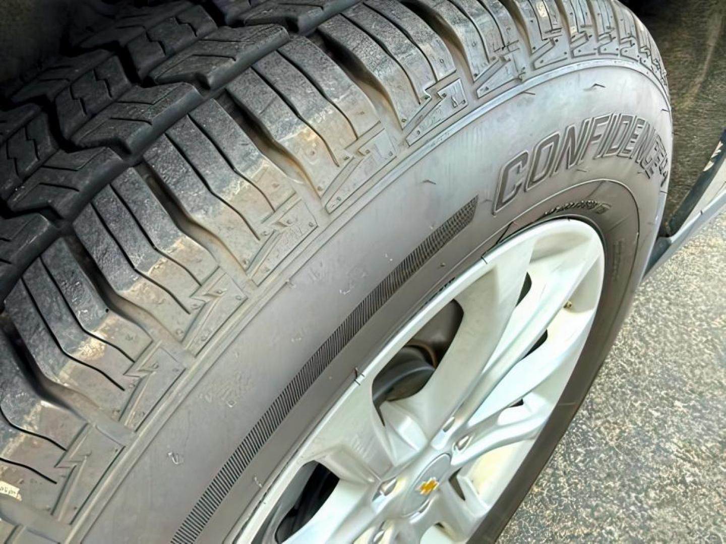 2020 GRAY /Jet Black Chevrolet Equinox (2GNAXTEV5L6) with an 15L I-4 gasoline direct injection engine, Automatic transmission, located at 1175 N Woodruff Ave, Idaho Falls, ID, 83401, 43.506901, -111.999657 - At Timberline Auto, finding a great deal on your next vehicle is always easy! Our experienced sales staff's goal is to help find you the right vehicle at the right price! Our knowledgeable finance department has options for almost any credit score. We offer extended service contract options to prote - Photo#11