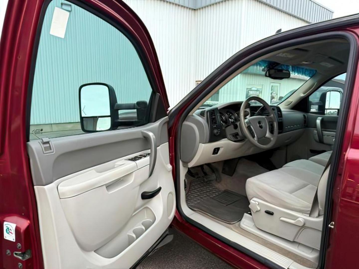 2014 MAROON /Ebony GMC Sierra 2500HD (1GT120C85EF) with an Duramax 66L V-8 diesel direct injection engine, Automatic transmission, located at 1175 N Woodruff Ave, Idaho Falls, ID, 83401, 43.506901, -111.999657 - At Timberline Auto, finding a great deal on your next vehicle is always easy! Our experienced sales staff's goal is to help find you the right vehicle at the right price! Our knowledgeable finance department has options for almost any credit score. We offer extended service contract options to prote - Photo#9