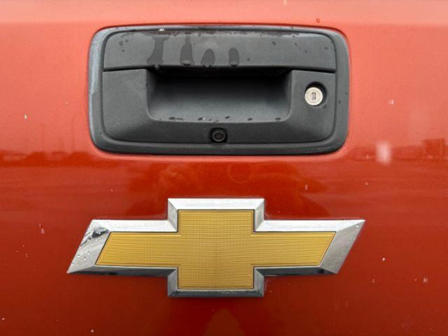 2015 ORANGE /CLOTH Chevrolet Silverado 1500 (3GCUKREC5FG) with an 53L V8 VORTEC engine, Automatic transmission, located at 1175 N Woodruff Ave, Idaho Falls, ID, 83401, 43.506901, -111.999657 - At Timberline Auto, finding a great deal on your next vehicle is always easy! Our experienced sales staff's goal is to help find you the right vehicle at the right price! Our knowledgeable finance department has options for almost any credit score. We offer extended service contract options to prote - Photo#4