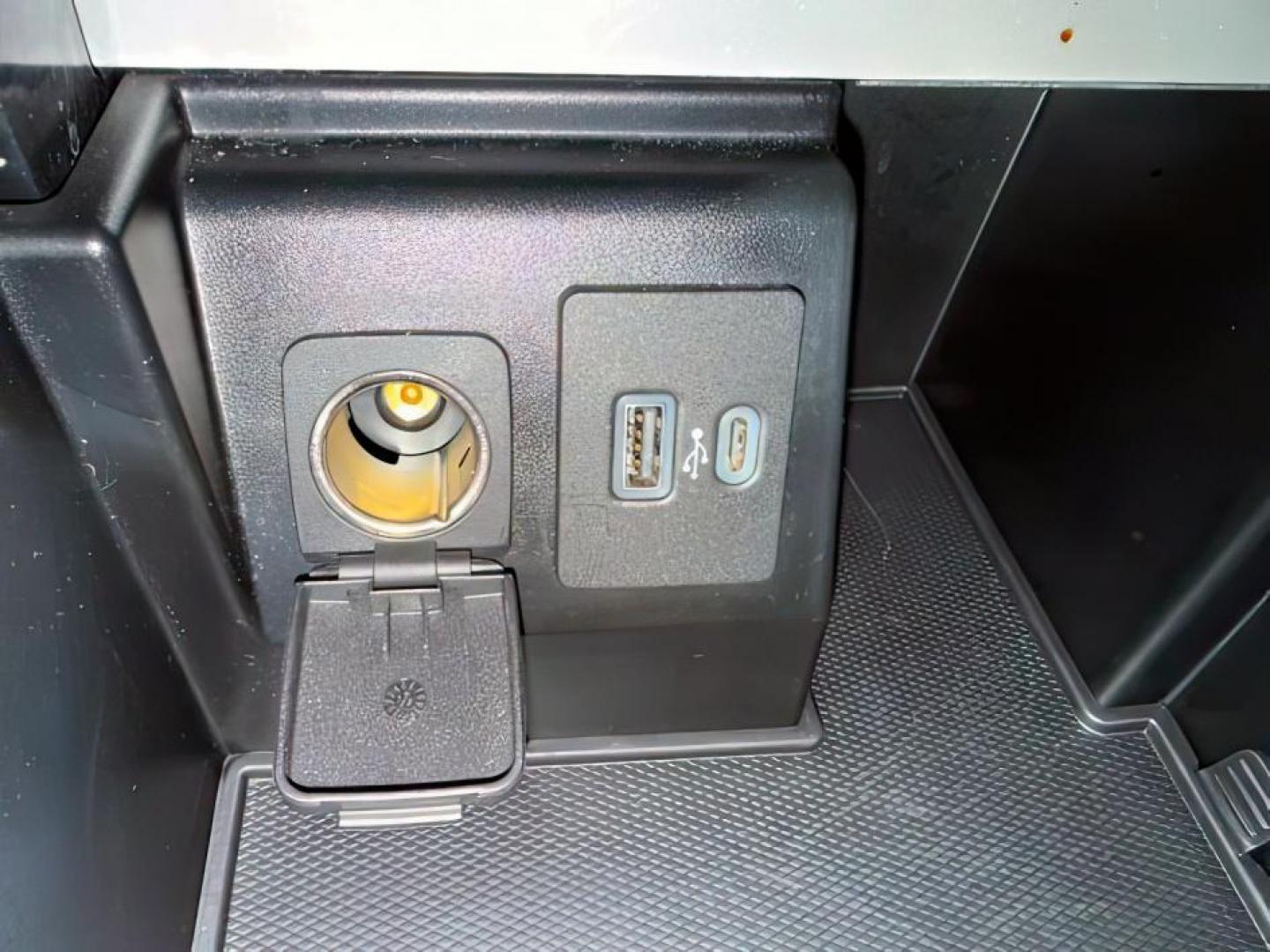 2020 BLUE /Light Sandstone Ford Explorer (1FM5K8HC1LG) with an EcoBoost 3L V-6 gasoline direct injection engine, Automatic transmission, located at 1175 N Woodruff Ave, Idaho Falls, ID, 83401, 43.506901, -111.999657 - At Timberline Auto, finding a great deal on your next vehicle is always easy! Our experienced sales staff's goal is to help find you the right vehicle at the right price! Our knowledgeable finance department has options for almost any credit score. We offer extended service contract options to prote - Photo#19