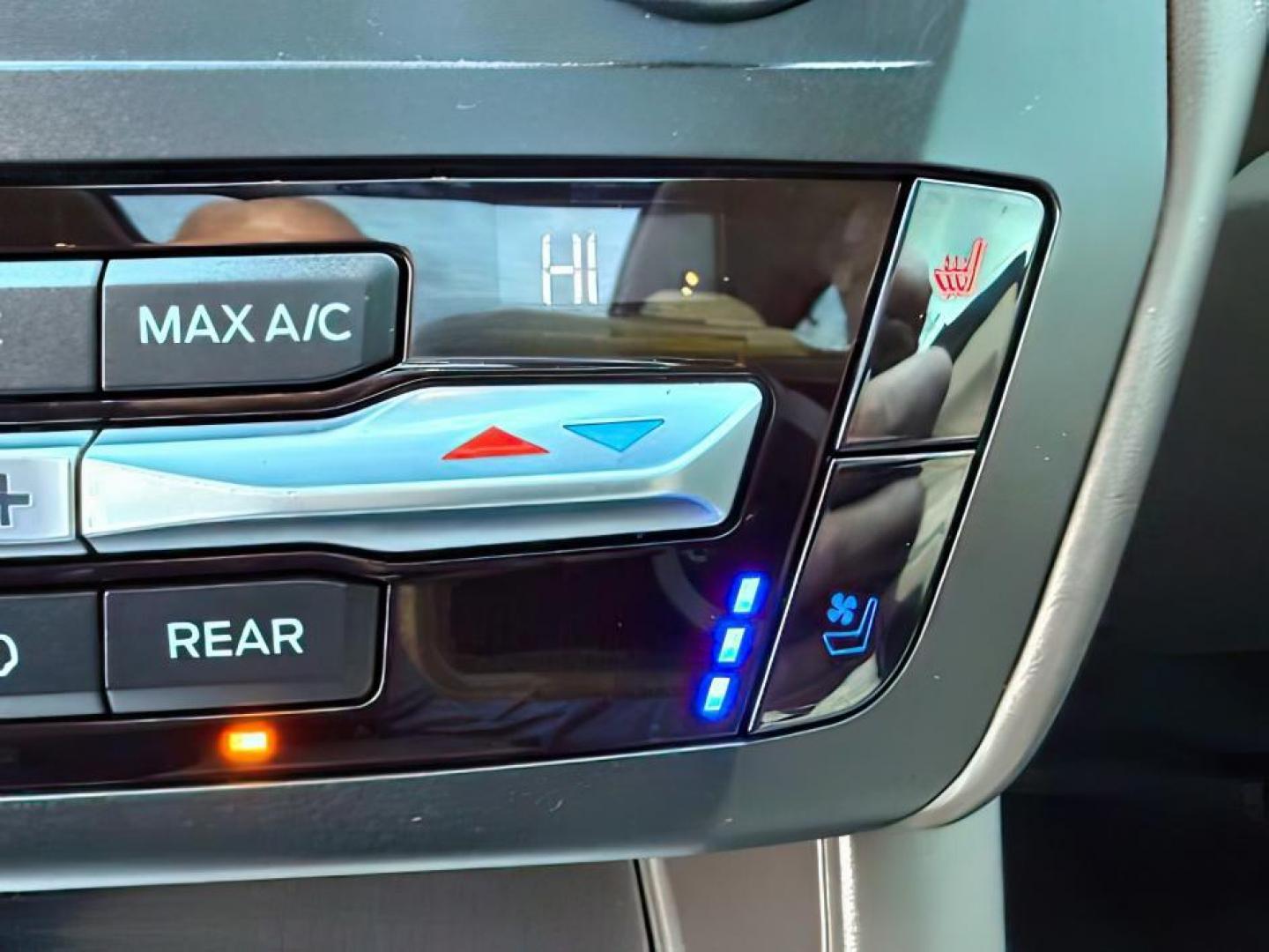 2020 BLUE /Light Sandstone Ford Explorer (1FM5K8HC1LG) with an EcoBoost 3L V-6 gasoline direct injection engine, Automatic transmission, located at 1175 N Woodruff Ave, Idaho Falls, ID, 83401, 43.506901, -111.999657 - At Timberline Auto, finding a great deal on your next vehicle is always easy! Our experienced sales staff's goal is to help find you the right vehicle at the right price! Our knowledgeable finance department has options for almost any credit score. We offer extended service contract options to prote - Photo#21