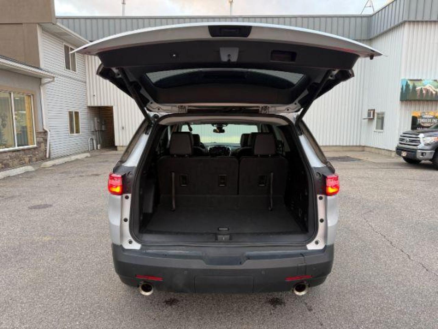 2020 SILVER /Jet Black Chevrolet Traverse (1GNEVHKW9LJ) with an 36L V-6 gasoline direct injection engine, Automatic transmission, located at 1175 N Woodruff Ave, Idaho Falls, ID, 83401, 43.506901, -111.999657 - At Timberline Auto, finding a great deal on your next vehicle is always easy! Our experienced sales staff's goal is to help find you the right vehicle at the right price! Our knowledgeable finance department has options for almost any credit score. We offer extended service contract options to prote - Photo#33