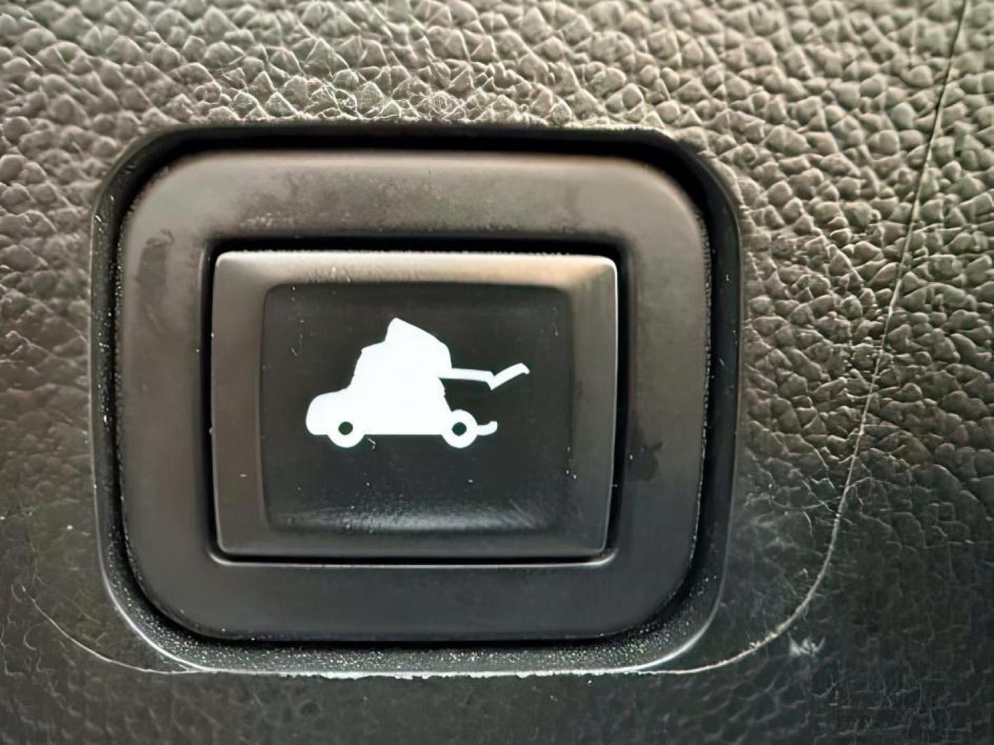 2020 SILVER /Jet Black Chevrolet Traverse (1GNEVHKW9LJ) with an 36L V-6 gasoline direct injection engine, Automatic transmission, located at 1175 N Woodruff Ave, Idaho Falls, ID, 83401, 43.506901, -111.999657 - At Timberline Auto, finding a great deal on your next vehicle is always easy! Our experienced sales staff's goal is to help find you the right vehicle at the right price! Our knowledgeable finance department has options for almost any credit score. We offer extended service contract options to prote - Photo#6