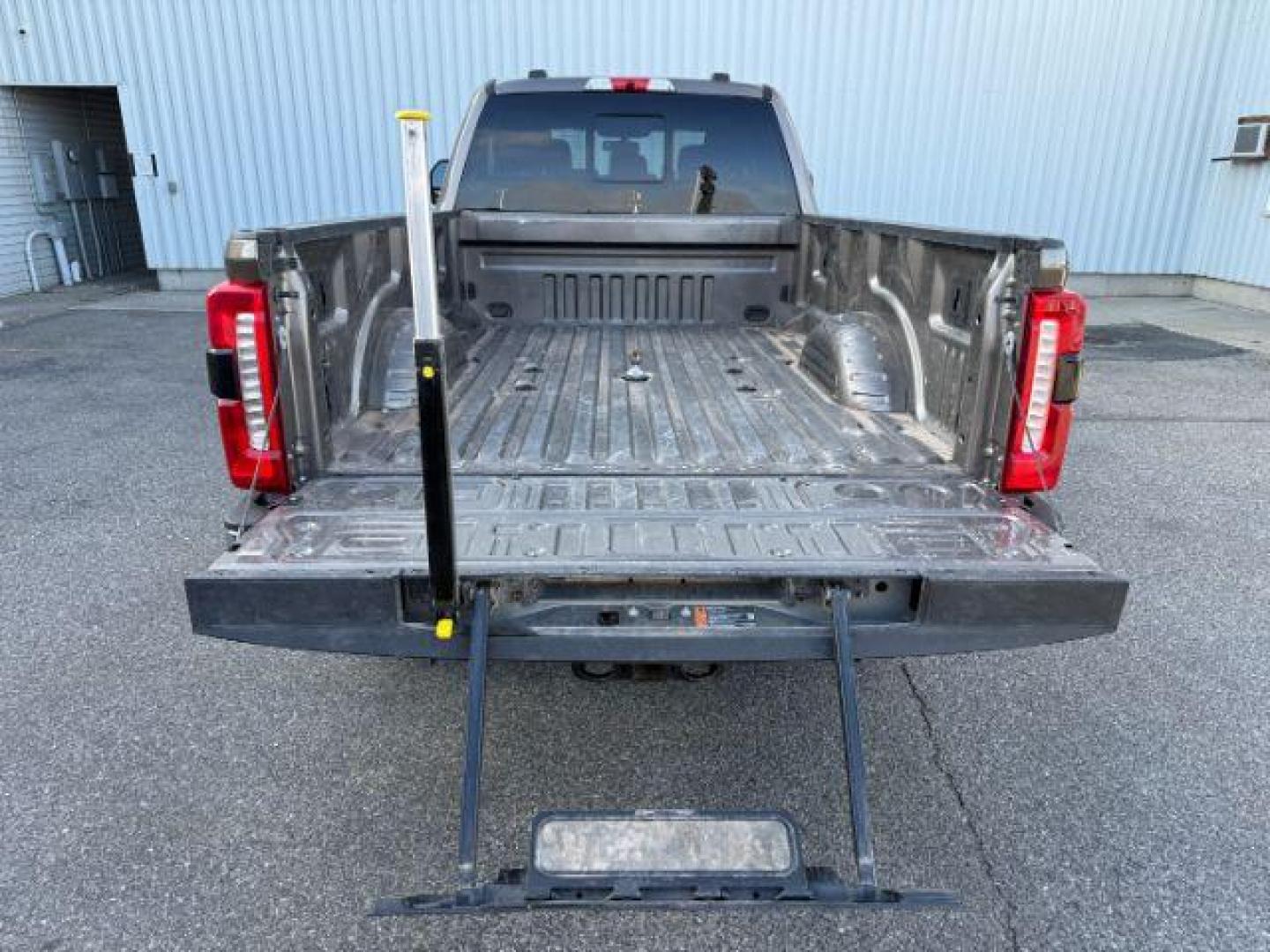 2023 GOLD /LEATHER Ford Super Duty F-350 SRW (1FT8W3BT5PE) with an 67L engine, Automatic transmission, located at 1175 N Woodruff Ave, Idaho Falls, ID, 83401, 43.506901, -111.999657 - At Timberline Auto, finding a great deal on your next vehicle is always easy! Our experienced sales staff's goal is to help find you the right vehicle at the right price! Our knowledgeable finance department has options for almost any credit score. We offer extended service contract options to prote - Photo#31