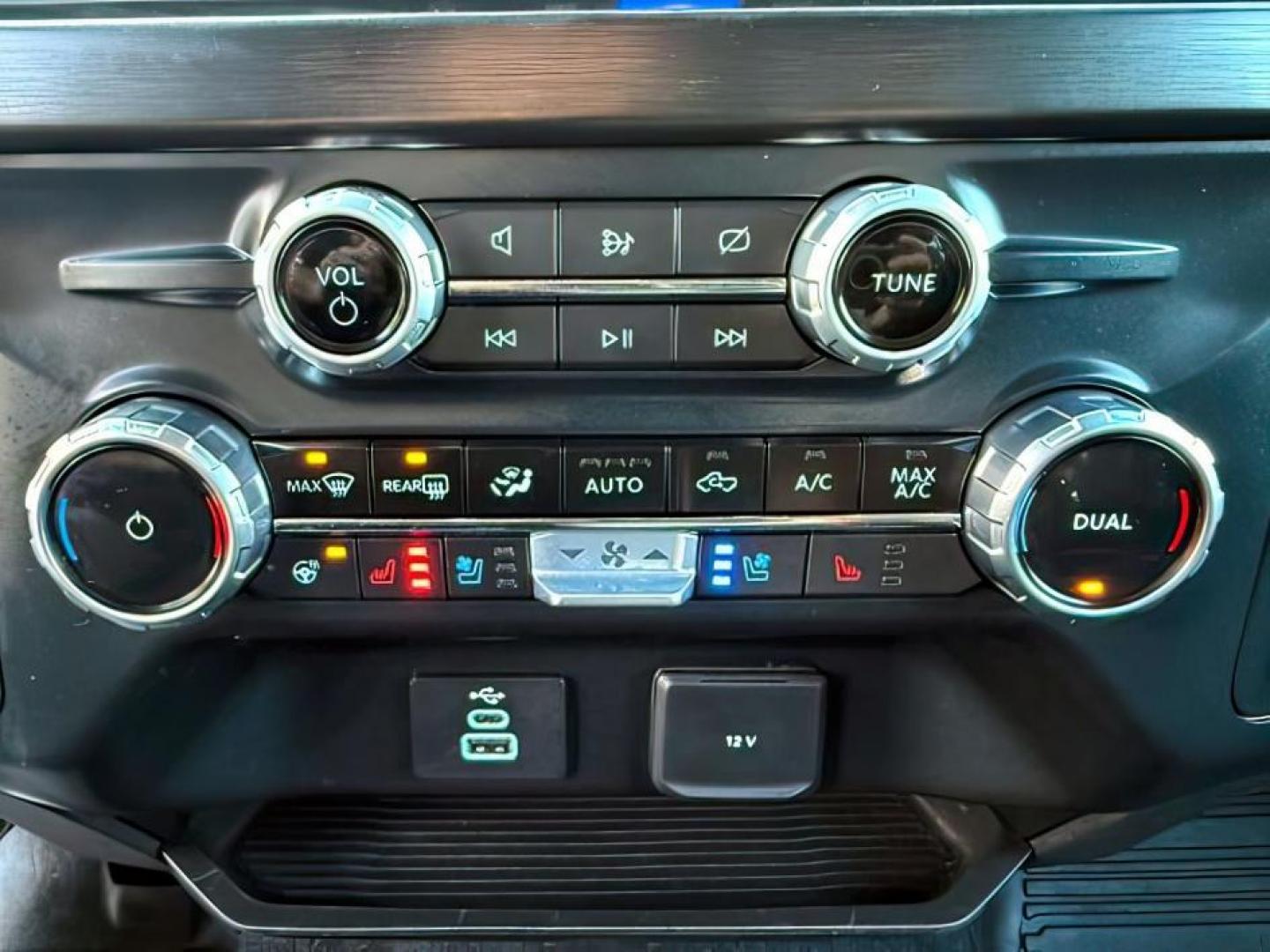 2023 GOLD /LEATHER Ford Super Duty F-350 SRW (1FT8W3BT5PE) with an 67L engine, Automatic transmission, located at 1175 N Woodruff Ave, Idaho Falls, ID, 83401, 43.506901, -111.999657 - At Timberline Auto, finding a great deal on your next vehicle is always easy! Our experienced sales staff's goal is to help find you the right vehicle at the right price! Our knowledgeable finance department has options for almost any credit score. We offer extended service contract options to prote - Photo#17