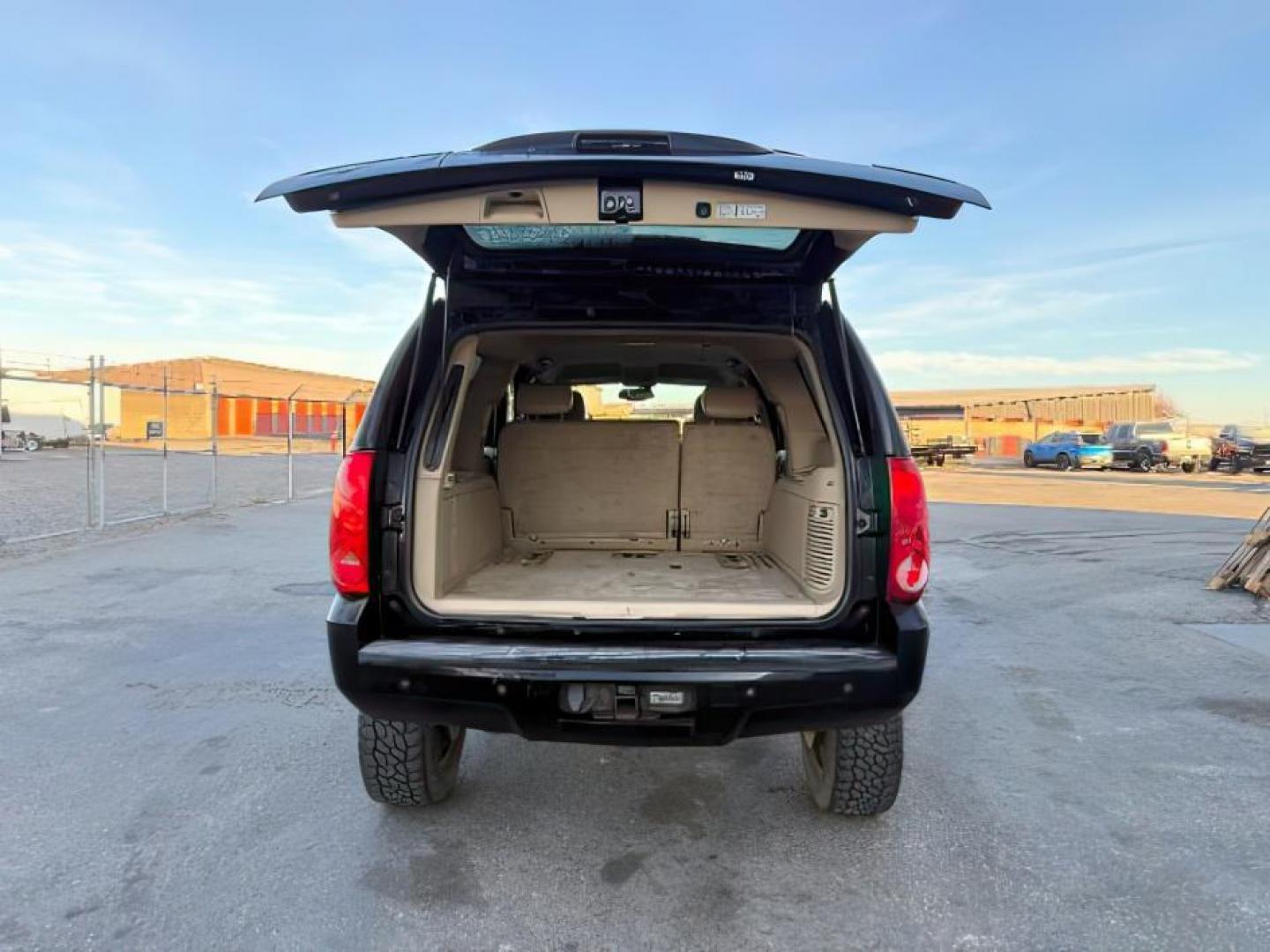 2008 Onyx Black /Ebony GMC Yukon XL 2500 (1GKGK26KX8R) with an Vortec 6L V-8 variable valve control engine, Automatic transmission, located at 1175 N Woodruff Ave, Idaho Falls, ID, 83401, 43.506901, -111.999657 - At Timberline Auto, finding a great deal on your next vehicle is always easy! Our experienced sales staff's goal is to help find you the right vehicle at the right price! Our knowledgeable finance department has options for almost any credit score. We offer extended service contract options to prote - Photo#5