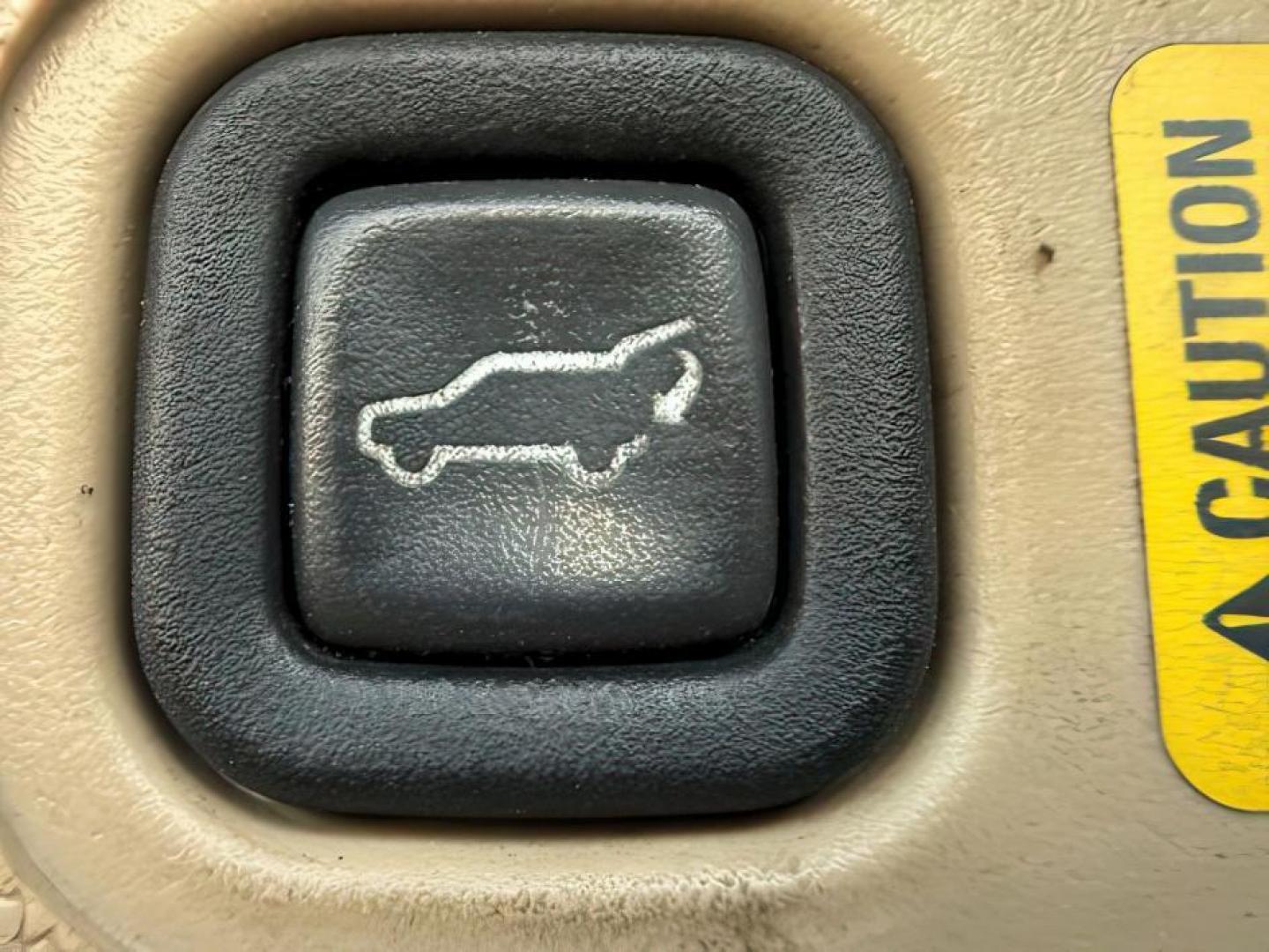 2008 Onyx Black /Ebony GMC Yukon XL 2500 (1GKGK26KX8R) with an Vortec 6L V-8 variable valve control engine, Automatic transmission, located at 1175 N Woodruff Ave, Idaho Falls, ID, 83401, 43.506901, -111.999657 - At Timberline Auto, finding a great deal on your next vehicle is always easy! Our experienced sales staff's goal is to help find you the right vehicle at the right price! Our knowledgeable finance department has options for almost any credit score. We offer extended service contract options to prote - Photo#6