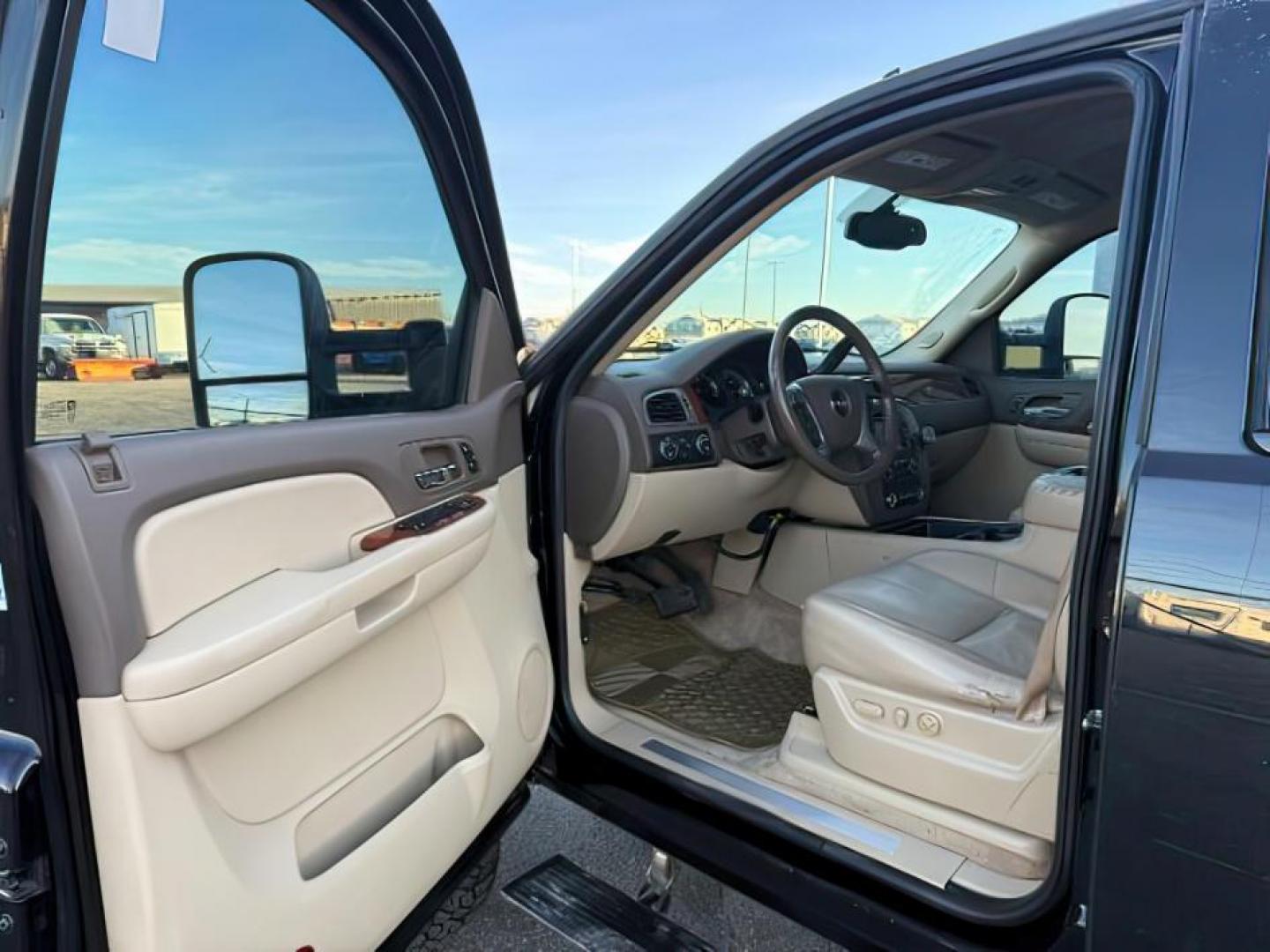 2008 Onyx Black /Ebony GMC Yukon XL 2500 (1GKGK26KX8R) with an Vortec 6L V-8 variable valve control engine, Automatic transmission, located at 1175 N Woodruff Ave, Idaho Falls, ID, 83401, 43.506901, -111.999657 - At Timberline Auto, finding a great deal on your next vehicle is always easy! Our experienced sales staff's goal is to help find you the right vehicle at the right price! Our knowledgeable finance department has options for almost any credit score. We offer extended service contract options to prote - Photo#11