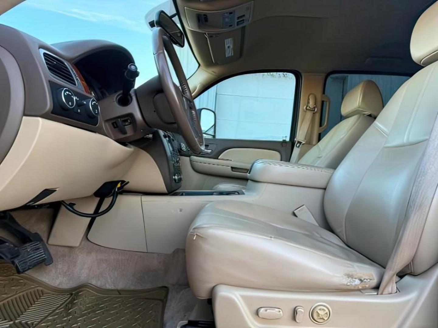 2008 Onyx Black /Ebony GMC Yukon XL 2500 (1GKGK26KX8R) with an Vortec 6L V-8 variable valve control engine, Automatic transmission, located at 1175 N Woodruff Ave, Idaho Falls, ID, 83401, 43.506901, -111.999657 - At Timberline Auto, finding a great deal on your next vehicle is always easy! Our experienced sales staff's goal is to help find you the right vehicle at the right price! Our knowledgeable finance department has options for almost any credit score. We offer extended service contract options to prote - Photo#12