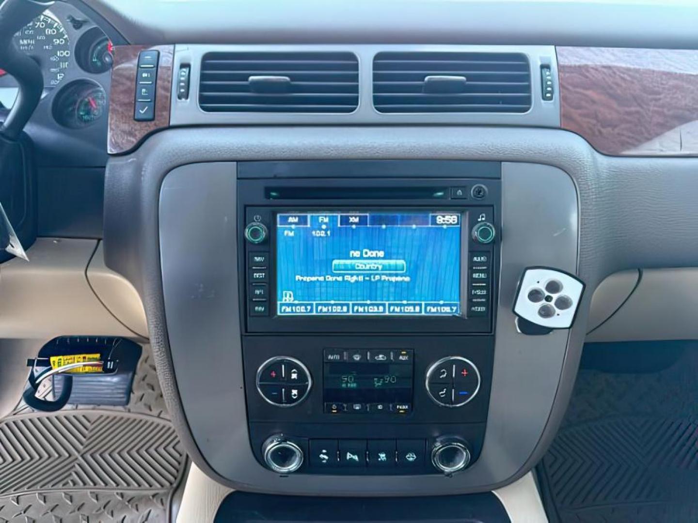 2008 Onyx Black /Ebony GMC Yukon XL 2500 (1GKGK26KX8R) with an Vortec 6L V-8 variable valve control engine, Automatic transmission, located at 1175 N Woodruff Ave, Idaho Falls, ID, 83401, 43.506901, -111.999657 - At Timberline Auto, finding a great deal on your next vehicle is always easy! Our experienced sales staff's goal is to help find you the right vehicle at the right price! Our knowledgeable finance department has options for almost any credit score. We offer extended service contract options to prote - Photo#15