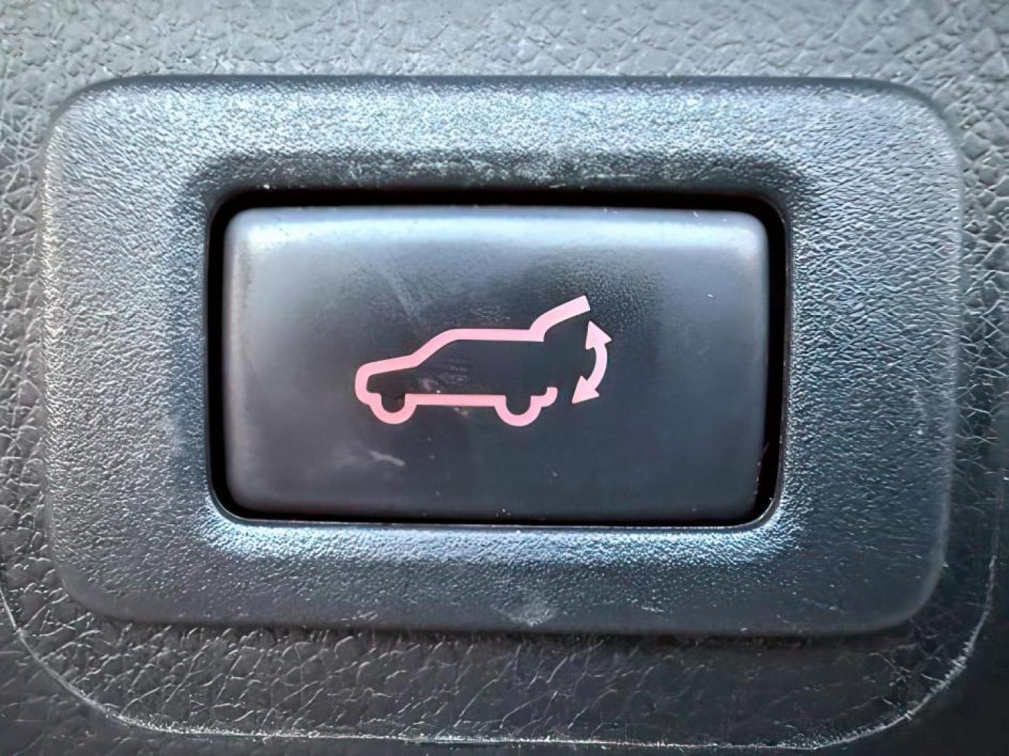 2018 GRAY /Slate Black Subaru Outback (4S4BSANC9J3) with an 25L H-4 DOHC engine, Automatic transmission, located at 1175 N Woodruff Ave, Idaho Falls, ID, 83401, 43.506901, -111.999657 - At Timberline Auto, finding a great deal on your next vehicle is always easy! Our experienced sales staff's goal is to help find you the right vehicle at the right price! Our knowledgeable finance department has options for almost any credit score. We offer extended service contract options to prote - Photo#6