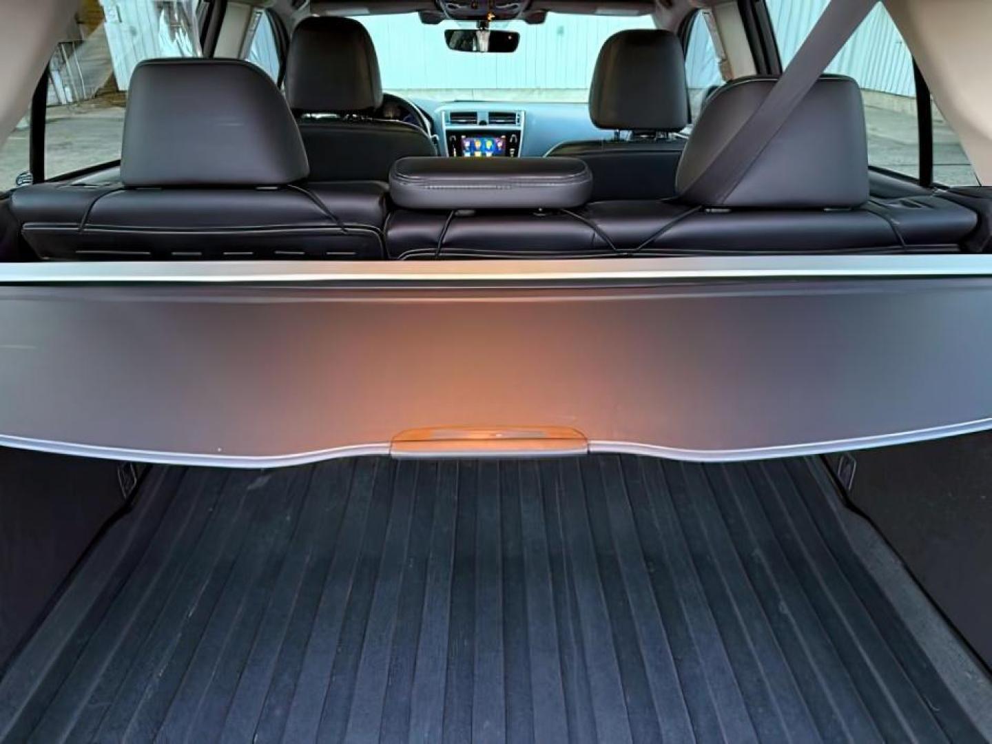 2018 GRAY /Slate Black Subaru Outback (4S4BSANC9J3) with an 25L H-4 DOHC engine, Automatic transmission, located at 1175 N Woodruff Ave, Idaho Falls, ID, 83401, 43.506901, -111.999657 - At Timberline Auto, finding a great deal on your next vehicle is always easy! Our experienced sales staff's goal is to help find you the right vehicle at the right price! Our knowledgeable finance department has options for almost any credit score. We offer extended service contract options to prote - Photo#7