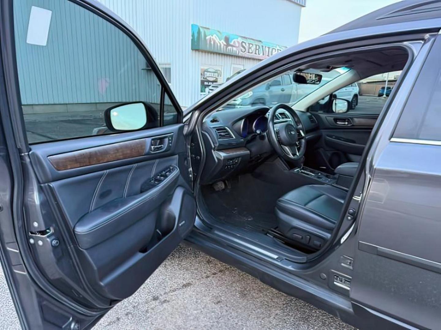 2018 GRAY /Slate Black Subaru Outback (4S4BSANC9J3) with an 25L H-4 DOHC engine, Automatic transmission, located at 1175 N Woodruff Ave, Idaho Falls, ID, 83401, 43.506901, -111.999657 - At Timberline Auto, finding a great deal on your next vehicle is always easy! Our experienced sales staff's goal is to help find you the right vehicle at the right price! Our knowledgeable finance department has options for almost any credit score. We offer extended service contract options to prote - Photo#13