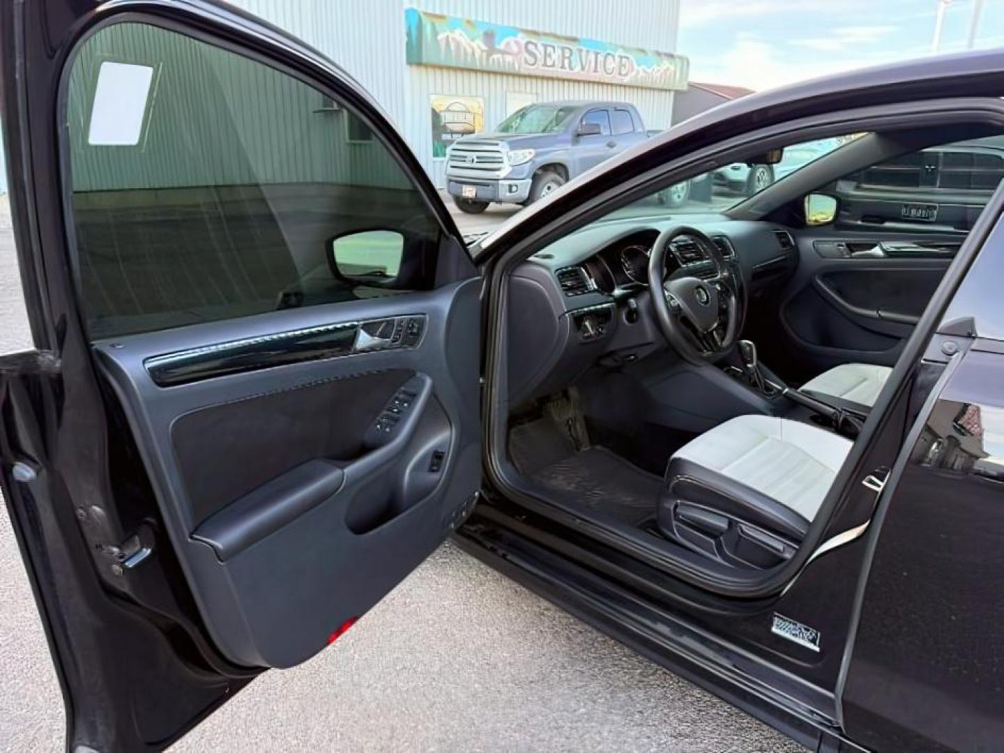 2015 Black Uni /Black Ceramique Volkswagen Jetta Sedan (3VWD17AJ3FM) with an 18L I-4 gasoline direct injection engine, Automatic transmission, located at 1175 N Woodruff Ave, Idaho Falls, ID, 83401, 43.506901, -111.999657 - At Timberline Auto, finding a great deal on your next vehicle is always easy! Our experienced sales staff's goal is to help find you the right vehicle at the right price! Our knowledgeable finance department has options for almost any credit score. We offer extended service contract options to prote - Photo#9