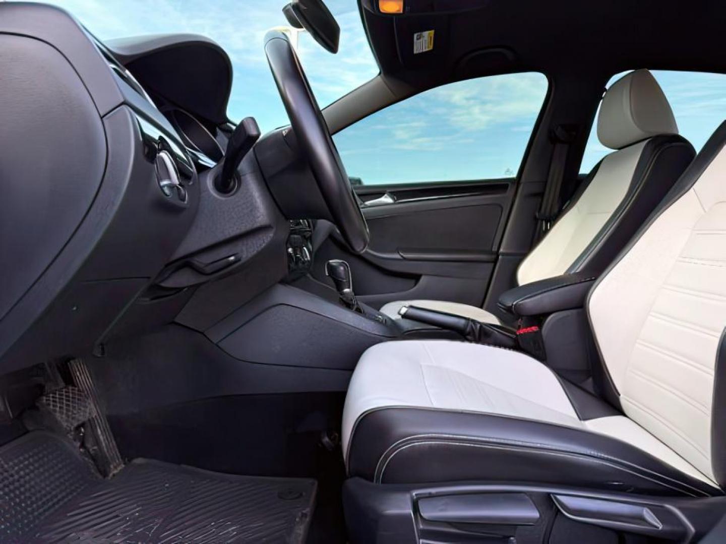 2015 Black Uni /Black Ceramique Volkswagen Jetta Sedan (3VWD17AJ3FM) with an 18L I-4 gasoline direct injection engine, Automatic transmission, located at 1175 N Woodruff Ave, Idaho Falls, ID, 83401, 43.506901, -111.999657 - At Timberline Auto, finding a great deal on your next vehicle is always easy! Our experienced sales staff's goal is to help find you the right vehicle at the right price! Our knowledgeable finance department has options for almost any credit score. We offer extended service contract options to prote - Photo#10