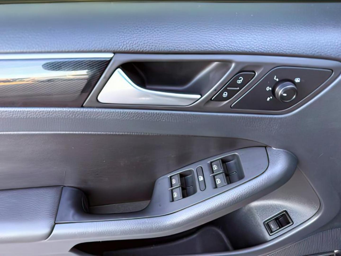 2015 Black Uni /Black Ceramique Volkswagen Jetta Sedan (3VWD17AJ3FM) with an 18L I-4 gasoline direct injection engine, Automatic transmission, located at 1175 N Woodruff Ave, Idaho Falls, ID, 83401, 43.506901, -111.999657 - At Timberline Auto, finding a great deal on your next vehicle is always easy! Our experienced sales staff's goal is to help find you the right vehicle at the right price! Our knowledgeable finance department has options for almost any credit score. We offer extended service contract options to prote - Photo#16