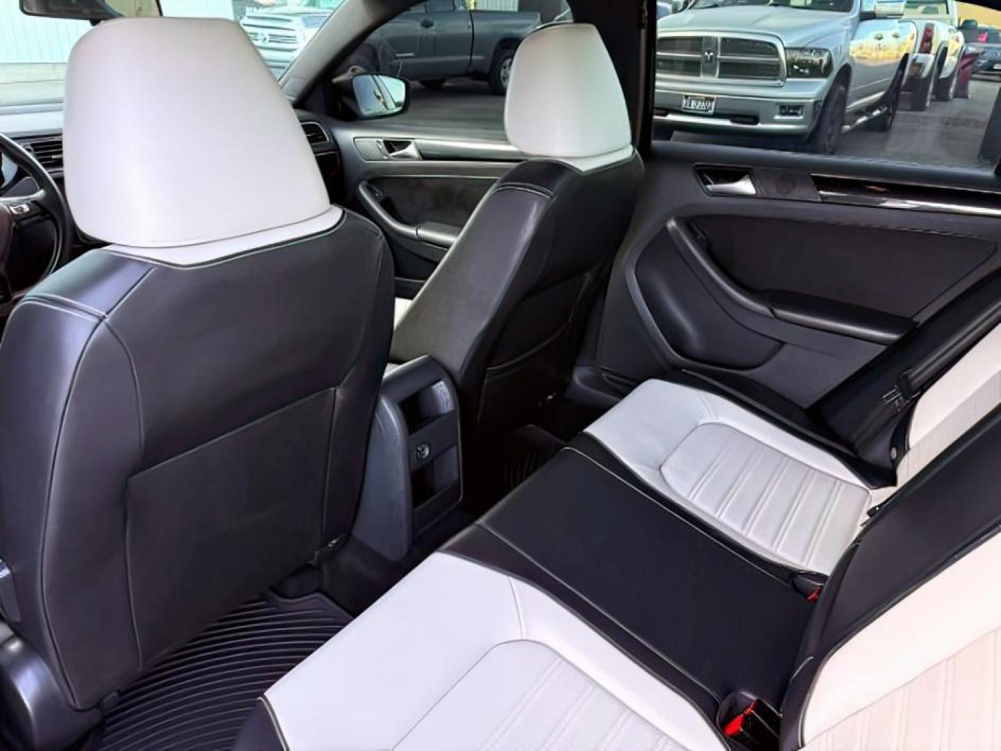 2015 Black Uni /Black Ceramique Volkswagen Jetta Sedan (3VWD17AJ3FM) with an 18L I-4 gasoline direct injection engine, Automatic transmission, located at 1175 N Woodruff Ave, Idaho Falls, ID, 83401, 43.506901, -111.999657 - At Timberline Auto, finding a great deal on your next vehicle is always easy! Our experienced sales staff's goal is to help find you the right vehicle at the right price! Our knowledgeable finance department has options for almost any credit score. We offer extended service contract options to prote - Photo#18