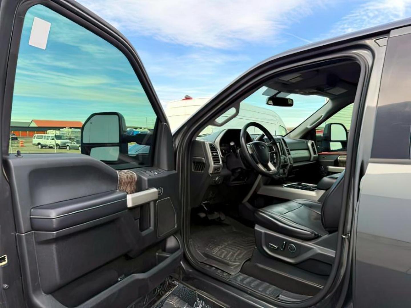 2018 GRAY /Black Ford F-250 (1FT7W2BT3JE) with an Powerstroke 67L V-8 diesel direct injection engine, Automatic transmission, located at 1175 N Woodruff Ave, Idaho Falls, ID, 83401, 43.506901, -111.999657 - At Timberline Auto, finding a great deal on your next vehicle is always easy! Our experienced sales staff's goal is to help find you the right vehicle at the right price! Our knowledgeable finance department has options for almost any credit score. We offer extended service contract options to prote - Photo#10