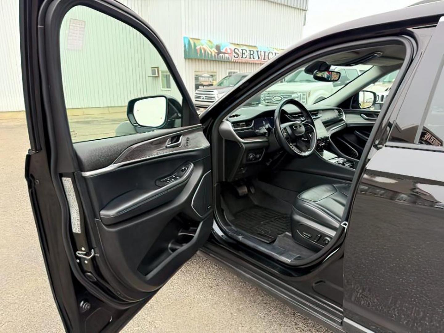 2021 Diamond Black Crystal Pearlcoat /Global Black Jeep Grand Cherokee L (1C4RJKBG7M8) with an Pentastar 36L V-6 DOHC engine, Automatic transmission, located at 1175 N Woodruff Ave, Idaho Falls, ID, 83401, 43.506901, -111.999657 - At Timberline Auto, finding a great deal on your next vehicle is always easy! Our experienced sales staff's goal is to help find you the right vehicle at the right price! Our knowledgeable finance department has options for almost any credit score. We offer extended service contract options to prote - Photo#13