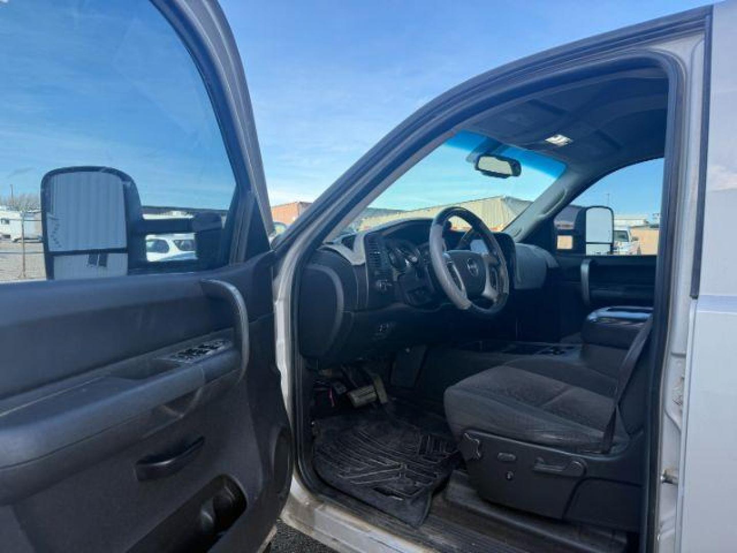 2008 SILVER /Ebony GMC Sierra 2500HD (1GTHK23668F) with an 66L V8 16V OHV TURBO DIESEL engine, Automatic transmission, located at 1175 N Woodruff Ave, Idaho Falls, ID, 83401, 43.506901, -111.999657 - At Timberline Auto, finding a great deal on your next vehicle is always easy! Our experienced sales staff's goal is to help find you the right vehicle at the right price! Our knowledgeable finance department has options for almost any credit score. We offer extended service contract options to prote - Photo#34