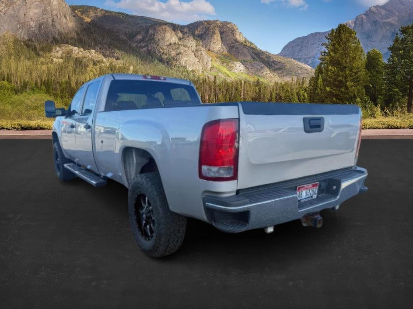 2008 SILVER /Ebony GMC Sierra 2500HD (1GTHK23668F) with an 66L V8 16V OHV TURBO DIESEL engine, Automatic transmission, located at 1175 N Woodruff Ave, Idaho Falls, ID, 83401, 43.506901, -111.999657 - At Timberline Auto, finding a great deal on your next vehicle is always easy! Our experienced sales staff's goal is to help find you the right vehicle at the right price! Our knowledgeable finance department has options for almost any credit score. We offer extended service contract options to prote - Photo#2