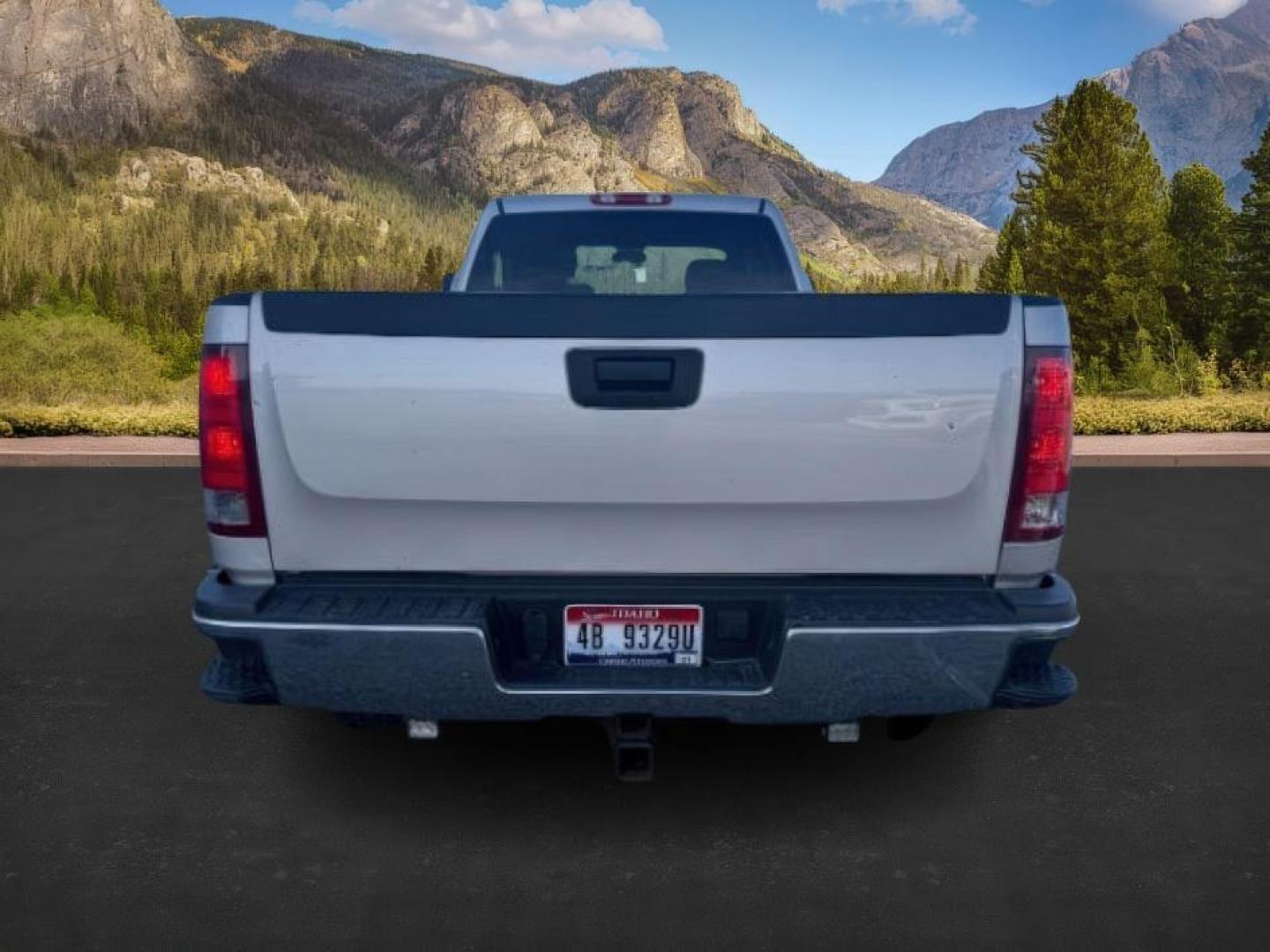 2008 SILVER /Ebony GMC Sierra 2500HD (1GTHK23668F) with an 66L V8 16V OHV TURBO DIESEL engine, Automatic transmission, located at 1175 N Woodruff Ave, Idaho Falls, ID, 83401, 43.506901, -111.999657 - At Timberline Auto, finding a great deal on your next vehicle is always easy! Our experienced sales staff's goal is to help find you the right vehicle at the right price! Our knowledgeable finance department has options for almost any credit score. We offer extended service contract options to prote - Photo#3