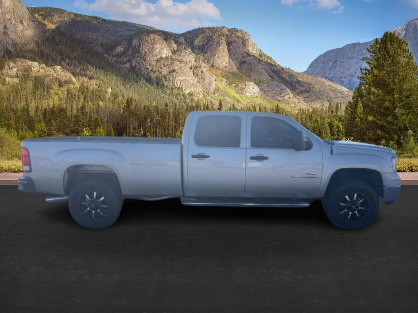 2008 SILVER /Ebony GMC Sierra 2500HD (1GTHK23668F) with an 66L V8 16V OHV TURBO DIESEL engine, Automatic transmission, located at 1175 N Woodruff Ave, Idaho Falls, ID, 83401, 43.506901, -111.999657 - At Timberline Auto, finding a great deal on your next vehicle is always easy! Our experienced sales staff's goal is to help find you the right vehicle at the right price! Our knowledgeable finance department has options for almost any credit score. We offer extended service contract options to prote - Photo#6