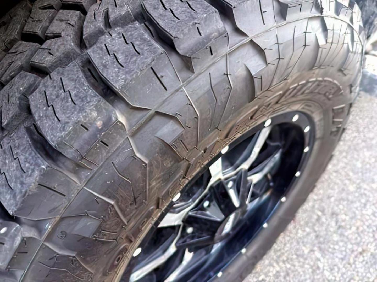 2008 SILVER /Ebony GMC Sierra 2500HD (1GTHK23668F) with an 66L V8 16V OHV TURBO DIESEL engine, Automatic transmission, located at 1175 N Woodruff Ave, Idaho Falls, ID, 83401, 43.506901, -111.999657 - At Timberline Auto, finding a great deal on your next vehicle is always easy! Our experienced sales staff's goal is to help find you the right vehicle at the right price! Our knowledgeable finance department has options for almost any credit score. We offer extended service contract options to prote - Photo#9