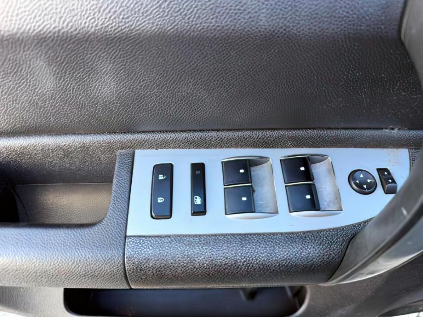 2008 SILVER /Ebony GMC Sierra 2500HD (1GTHK23668F) with an 66L V8 16V OHV TURBO DIESEL engine, Automatic transmission, located at 1175 N Woodruff Ave, Idaho Falls, ID, 83401, 43.506901, -111.999657 - At Timberline Auto, finding a great deal on your next vehicle is always easy! Our experienced sales staff's goal is to help find you the right vehicle at the right price! Our knowledgeable finance department has options for almost any credit score. We offer extended service contract options to prote - Photo#19